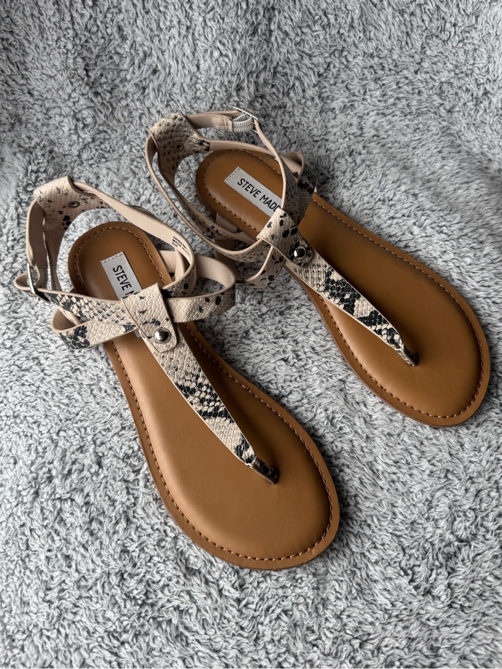 Steve Madden Beige and Black Snake-Print T-Strap Sandals Women’s Size 8